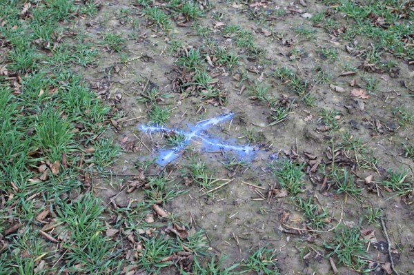 Fährtenmarkierungskreide auf Acker 1