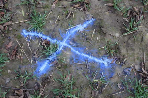 Fährtenmarkierungskreide auf Acker 2